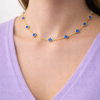 Collar con mini tréboles azules